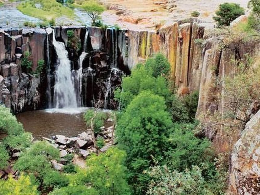 Cascadas Prismáticas de Aculco entre formaciones de basalto
