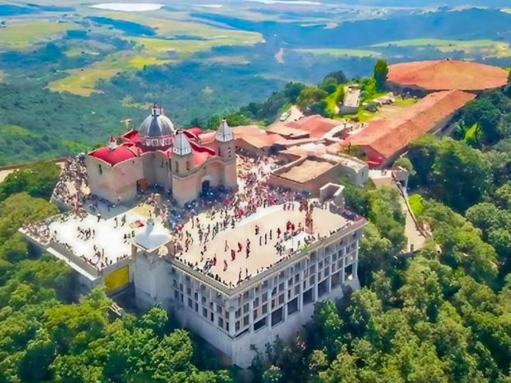 Vista aérea del Santuario del Señor del Cerrito en la cima del cerro de Santa Cruz