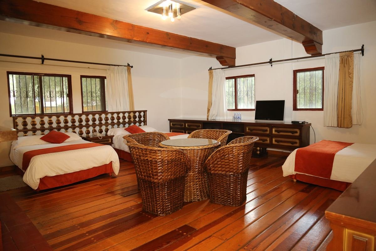 Habitación Hacienda Familiar con sala de estar y piso de madera
