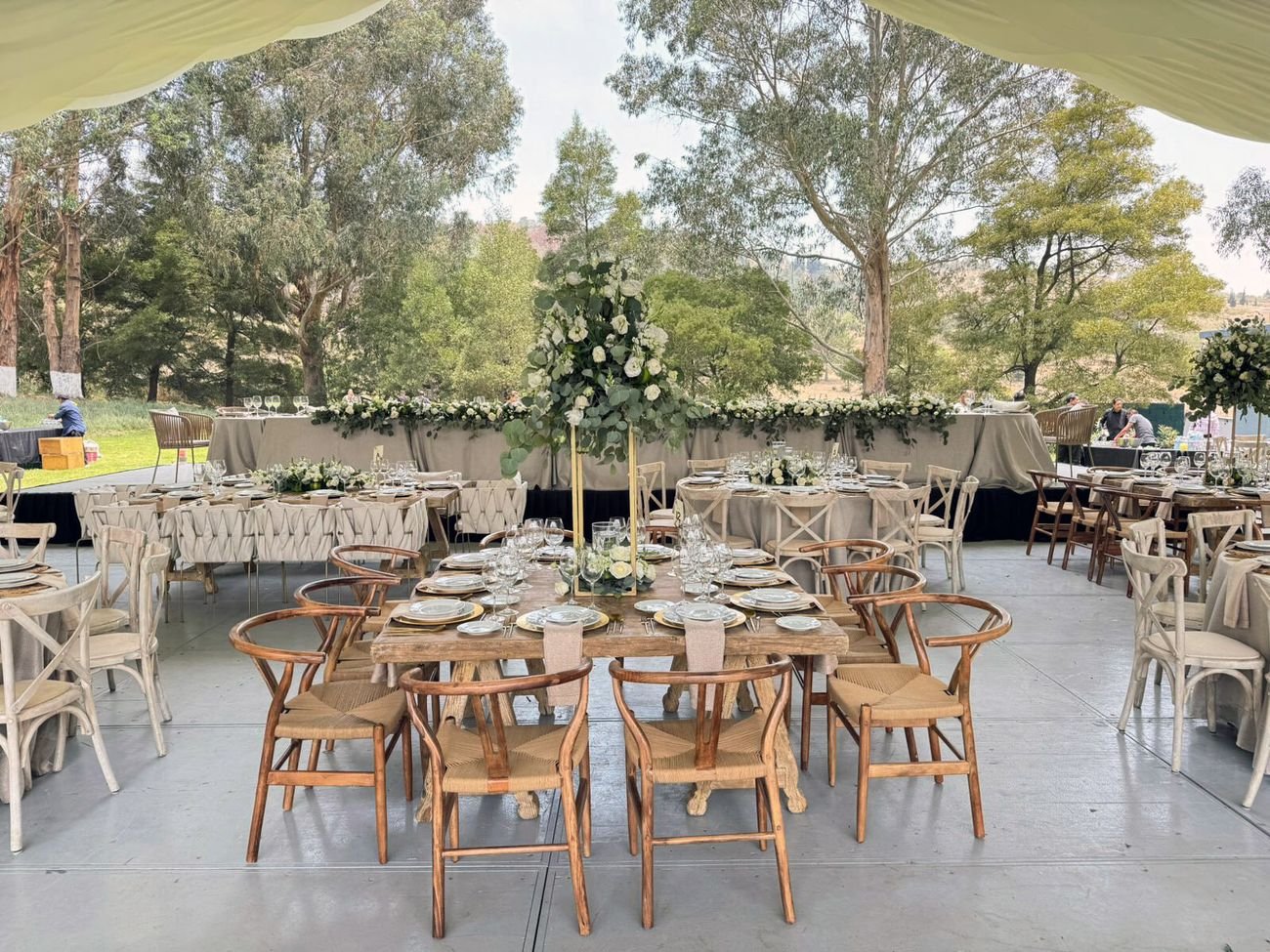 Banquete montado para boda en el salón de la hacienda